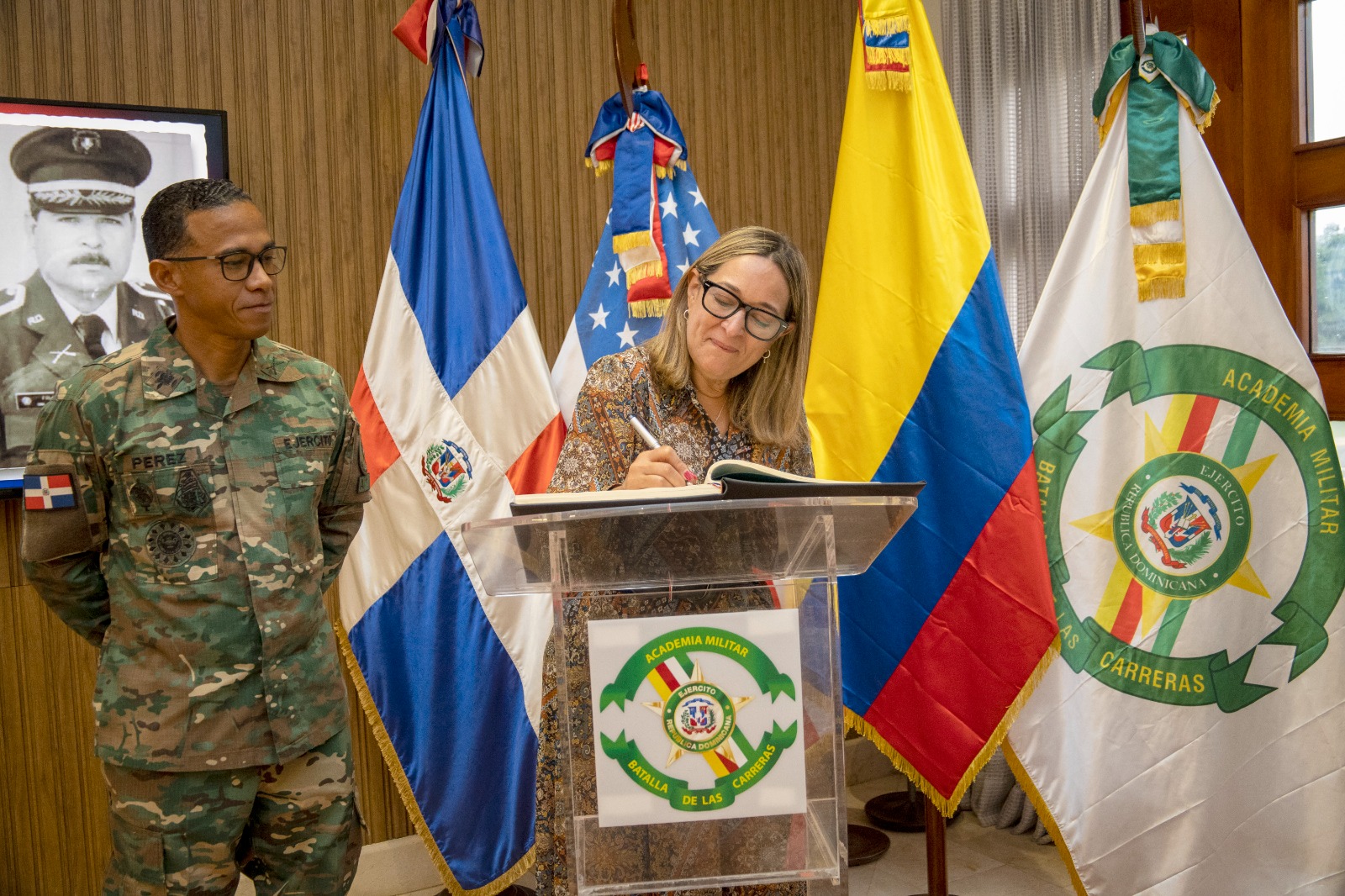 La Academia Militar “Batalla de Las Carreras”, ERD., como facultad de grado de la UNADE, recibió la visita de la señora Claudia Rodríguez, Coordinadora del USCAP del Comando Sur, quien estuvo acompañada por una delegación de oficiales y alistados colombia