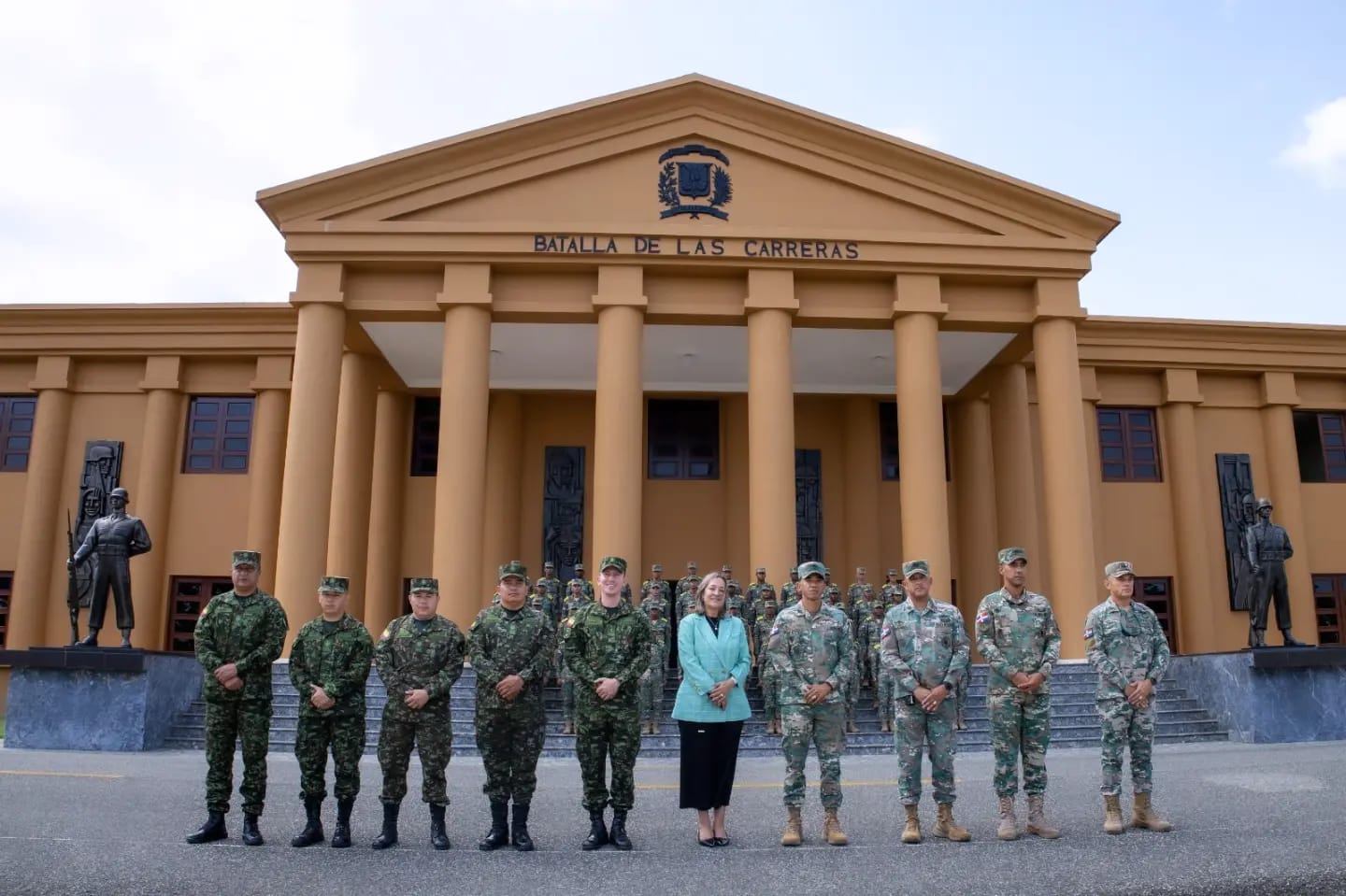 La Academia Militar “Batalla de Las Carreras”, ERD., Facultad de Ciencias Militares de la Universidad Nacional para la Defensa (UNADE), realizó la ceremonia de clausura del Curso de Procedimientos de Comando para Comandantes de Unidades de Maniobra Tamaño