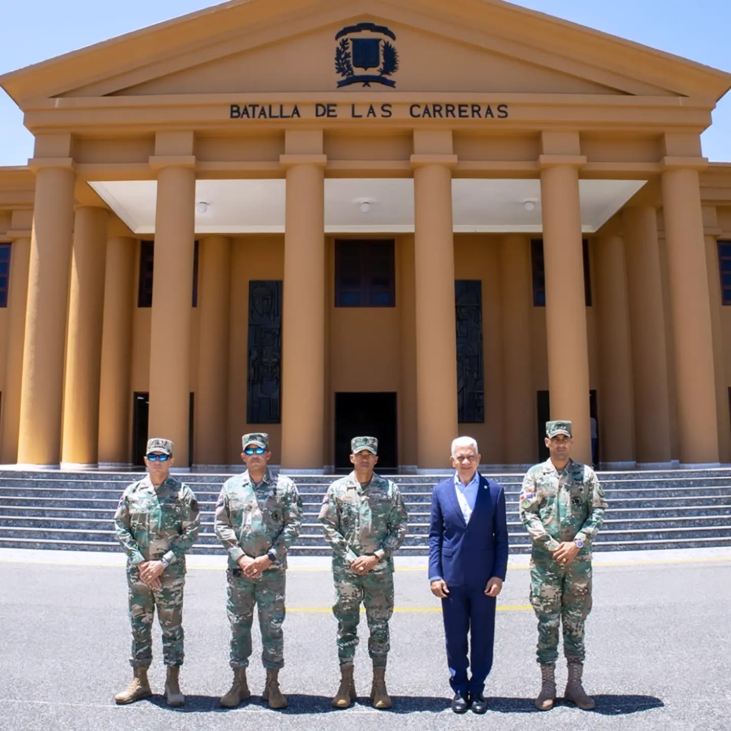 La Academia Militar “Batalla de Las Carreras”, ERD., Facultad de Ciencias Militares de la Universidad Nacional para la Defensa (UNADE), recibió la distinguida visita del Presidente del Senado de la República Dominicana, Sr. Ricardo de los Santos, quien fu