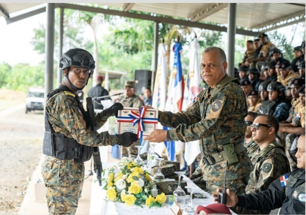 La Academia Militar “Batalla de Las Carreras”, Ejército de República Dominicana (ERD), Facultad de Ciencias Militares de la Universidad Nacional para la Defensa “General Juan Pablo Duarte y Díez” (UNADE), se enorgullece en destacar la graduación de los Ca